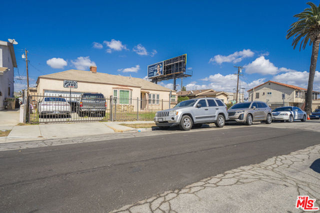 1026 W Century Boulevard, Los Angeles CA: https://media.crmls.org/mediaz/84ed913d-23fb-4ec7-93ed-e48606f1f8eb.jpg