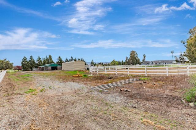 560 Tevis Trail, Hollister CA: https://media.crmls.org/mediaz/84eded32-ea8d-43f9-9fe1-c23830836814.jpg