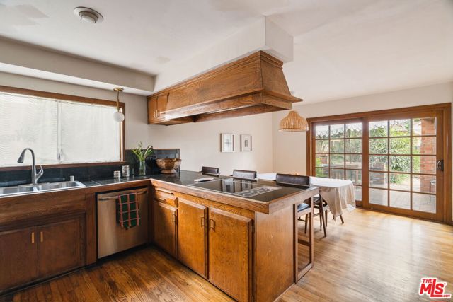 4748 Round Top Drive, Los Angeles CA: https://media.crmls.org/mediaz/84eedcac-4159-4c20-aa63-a5a92fe9a619.jpg