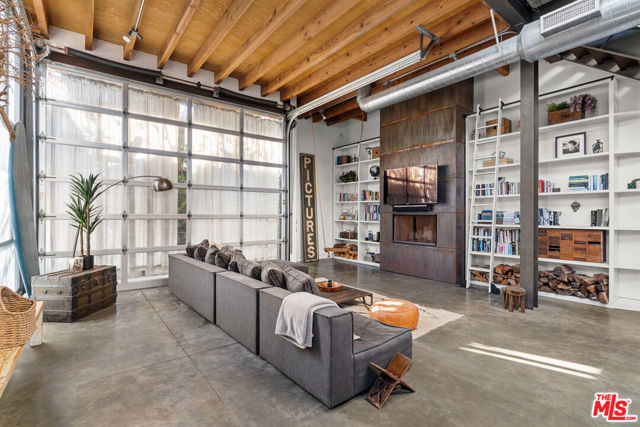 25 Brooks Avenue, Venice CA: https://media.crmls.org/mediaz/84efb76b-5878-4df2-ac8f-802b88fb3d1a.jpg