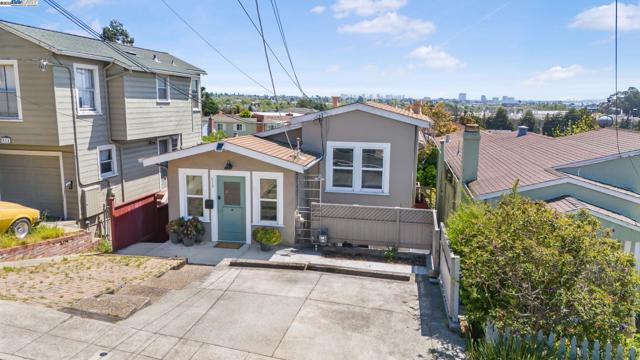 812 Washington Ave, Albany CA: https://media.crmls.org/mediaz/84f06091-b2f5-4295-9d7f-0238343f4ddf.jpg