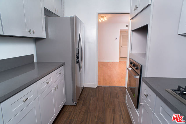 416 N Oakhurst Drive, Beverly Hills CA: https://media.crmls.org/mediaz/84f0b79c-1c6f-4280-99ef-cc5d4f44dd6a.jpg