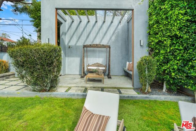 616 N FULLER Avenue, Los Angeles CA: https://media.crmls.org/mediaz/84f180a8-b05f-44ca-b7d6-c863d618aad1.jpg