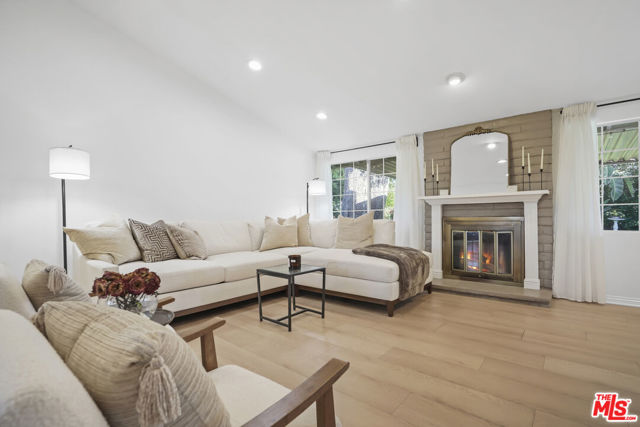 20338 Coulson Street, Woodland Hills CA: https://media.crmls.org/mediaz/84f21c40-29a3-4374-b2e7-54beb51b2640.jpg