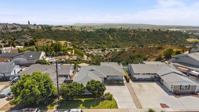 2122 March Pl, San Diego CA: https://media.crmls.org/mediaz/84f25063-1954-4fdf-bfc3-028460e6eef1.jpg