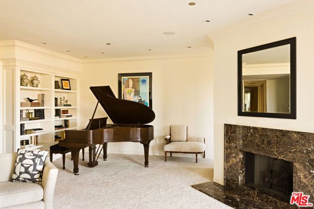 300 N Swall Drive, Beverly Hills CA: https://media.crmls.org/mediaz/84f339df-e2df-433a-9063-3a600b5a8bb1.jpg