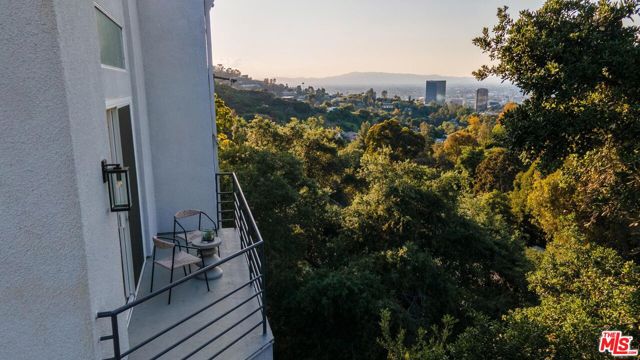 7209 Sunnydip Trail, Los Angeles CA: https://media.crmls.org/mediaz/84f64522-3da5-4a40-b593-c4f42e6b0f64.jpg