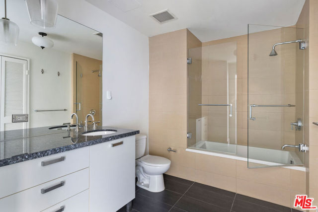460 S Spring Street, Los Angeles CA: https://media.crmls.org/mediaz/84f6849b-7351-4c75-9e94-9cfabeedf980.jpg