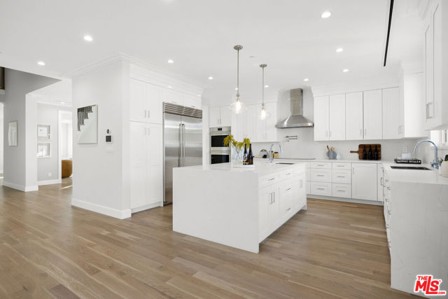 633 N Formosa Avenue, Los Angeles CA: https://media.crmls.org/mediaz/84f73ec4-a969-4187-8a07-dd36677a3ab8.jpg