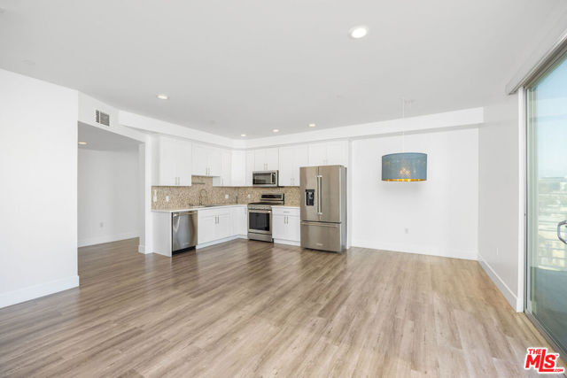 1101 S Harvard Boulevard, Los Angeles CA: https://media.crmls.org/mediaz/84f7556b-decd-4a96-95ee-fd2d8922f5f7.jpg