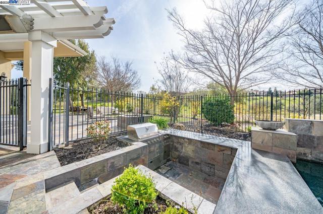 1569 Via Di Salerno, Pleasanton CA: https://media.crmls.org/mediaz/84f8415b-20da-4675-9aaa-13e814c48613.jpg