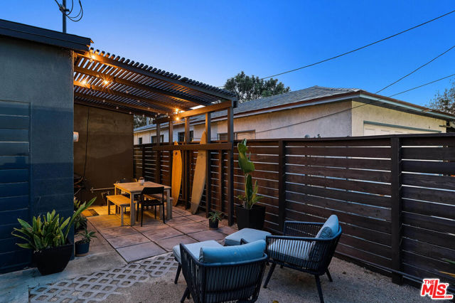 517 Venice Way, Venice CA: https://media.crmls.org/mediaz/84f8579f-448b-4259-a879-a8e8fffccc2b.jpg