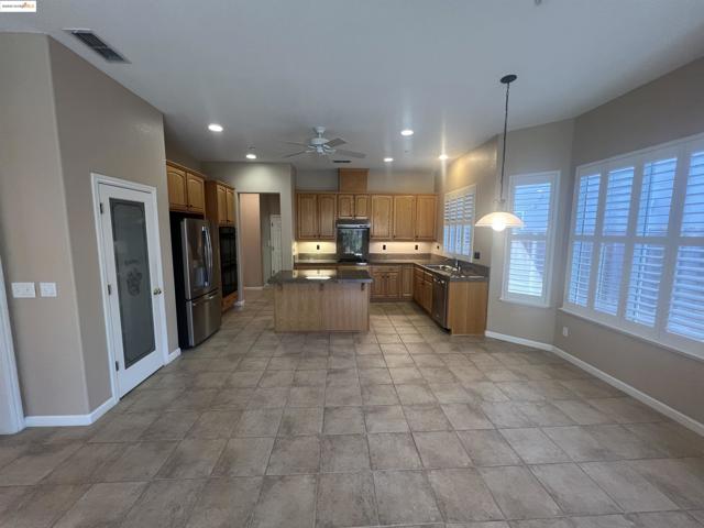 613 Kenwood Dr, Brentwood CA: https://media.crmls.org/mediaz/84f8d77e-298d-4b33-a511-b2343bd4fbd8.jpg
