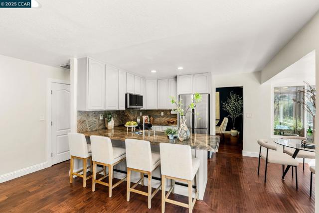 1925 Burnside Ct, Concord CA: https://media.crmls.org/mediaz/84f8e1e1-1d02-4665-b3ea-f5c1b29cec4c.jpg