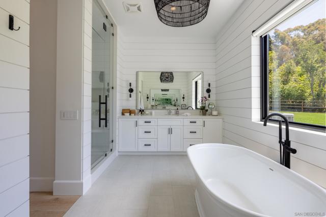 16827 Via De La Valle, Rancho Santa Fe CA: https://media.crmls.org/mediaz/84f9f0d2-1bc3-4db5-be13-8d061550a303.jpg