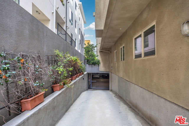 1529 S Westgate Avenue, Los Angeles CA: https://media.crmls.org/mediaz/84fb89ca-72e3-404b-a0ea-d20ee8085a78.jpg