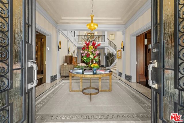 804 N Elm Drive, Beverly Hills CA: https://media.crmls.org/mediaz/84fc26c7-2b11-4343-831a-3afb56a84d54.jpg