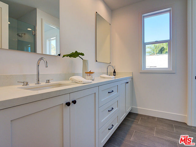 819 N Sycamore Avenue, Los Angeles CA: https://media.crmls.org/mediaz/84fdebc8-d257-4bd5-bc11-a553b6ee4aa3.jpg
