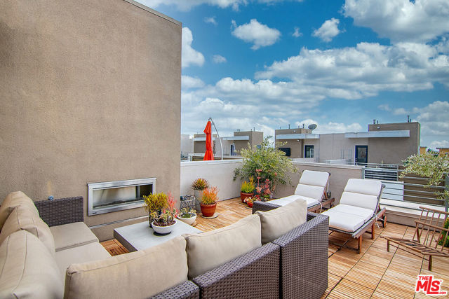 1400 N Fuller Avenue, Los Angeles CA: https://media.crmls.org/mediaz/84fe37b3-f9be-4665-9c74-04088ed0aabe.jpg