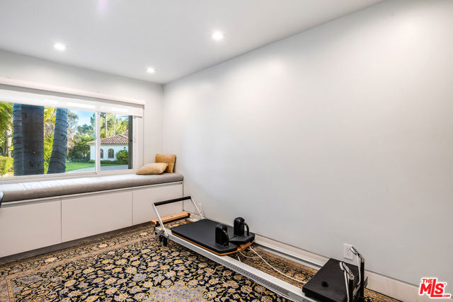 16601 Park Lane Circle, Los Angeles CA: https://media.crmls.org/mediaz/84fe8e73-6fe9-44e1-82f7-9009c7a9118b.jpg