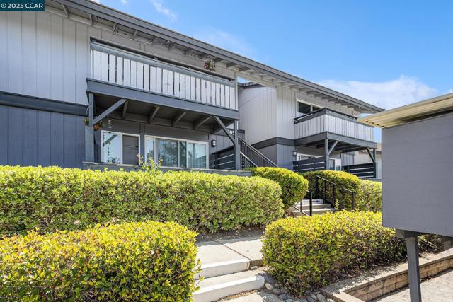 205 Masters Ct, Walnut Creek CA: https://media.crmls.org/mediaz/84ff6e09-ff73-4097-aa2e-2effc7564e30.jpg