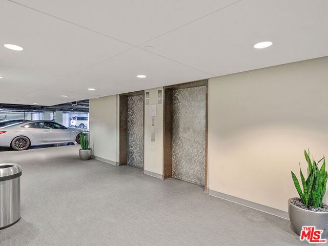 1431 Ocean Avenue, Santa Monica CA: https://media.crmls.org/mediaz/84ff8ff4-5264-41fa-be3a-6c6f065cf137.jpg