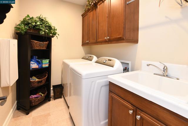 1759 Latour Ave, Brentwood CA: https://media.crmls.org/mediaz/8500e374-66dc-4061-ac0f-d99f6f34f275.jpg