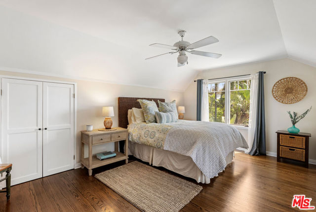 2555 N Altadena Drive, Altadena CA: https://media.crmls.org/mediaz/8501199e-5f99-4e9d-a7f7-1671384d3aed.jpg