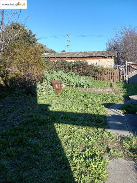 238 S 3Rd St, Richmond CA: https://media.crmls.org/mediaz/8501303b-3a43-4e91-8bc7-f5aefa26a026.jpg