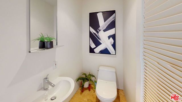 6240 Mulholland Highway, Los Angeles CA: https://media.crmls.org/mediaz/850261ed-4d20-4154-8c07-319a1310bedc.jpg