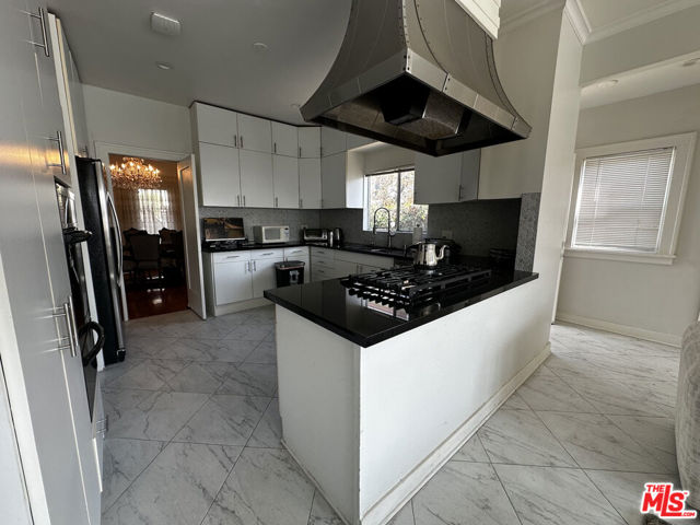 10736 Ashton Avenue, Los Angeles CA: https://media.crmls.org/mediaz/85027ddf-91bd-4612-a277-fa902babb7b4.jpg