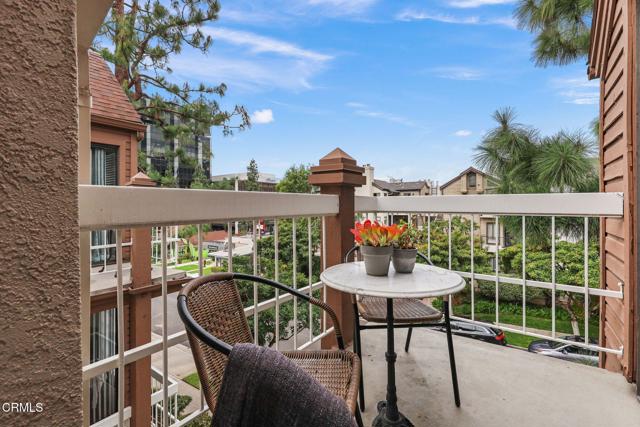 436 E Palm Avenue, Burbank CA: https://media.crmls.org/mediaz/8502a866-7c0b-4e8d-a37b-7a55605d7987.jpg