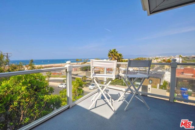 218 Montreal Street, Playa del Rey CA: https://media.crmls.org/mediaz/8502cf25-4abb-4311-99b1-30c126fca80f.jpg