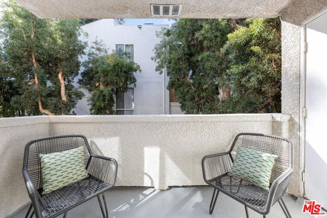 20134 Leadwell Street, Winnetka CA: https://media.crmls.org/mediaz/85033e4a-3e3c-46c6-a8cb-351b5924cd0c.jpg