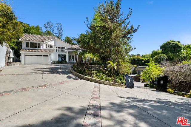 16221 Elisa Place, Encino CA: https://media.crmls.org/mediaz/8503a4db-7072-471e-b226-bf9296ad698b.jpg