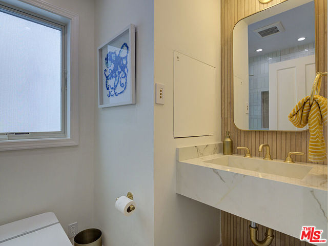 209 19th Street, Manhattan Beach CA: https://media.crmls.org/mediaz/8503e1fc-519e-4080-a923-7b0130388286.jpg