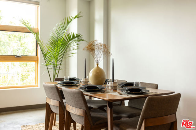 547 N Sweetzer Avenue, West Hollywood CA: https://media.crmls.org/mediaz/85043540-c289-4199-8f5d-7c6460645f6c.jpg
