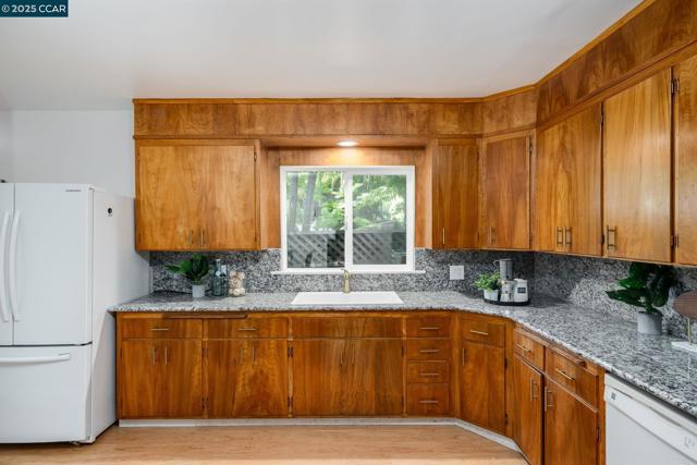 1019 Sir Francis Drake Blvd, San Anselmo CA: https://media.crmls.org/mediaz/8505766b-10f5-488b-8937-d078b99158d2.jpg