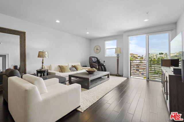 436 S Virgil Avenue, Los Angeles CA: https://media.crmls.org/mediaz/85059000-a180-4885-8b70-278c33595882.jpg