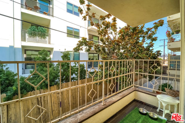 910 S HOLT Avenue, Los Angeles CA: https://media.crmls.org/mediaz/850648f1-cb0e-4eb9-ab71-fbabc87d6091.jpg