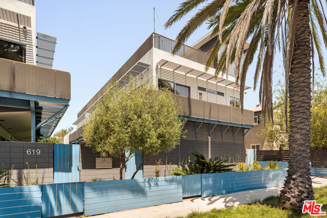 621 San Juan Avenue, Venice CA: https://media.crmls.org/mediaz/850916a1-f36b-4864-975f-4b7d00e6af27.jpg