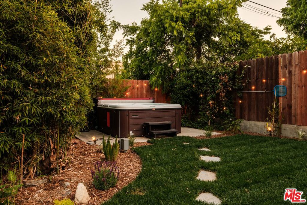 https://media.crmls.org/mediaz/8509aa60-92cc-4894-aaa2-b67cf7d99319.jpg?preset=X-Large