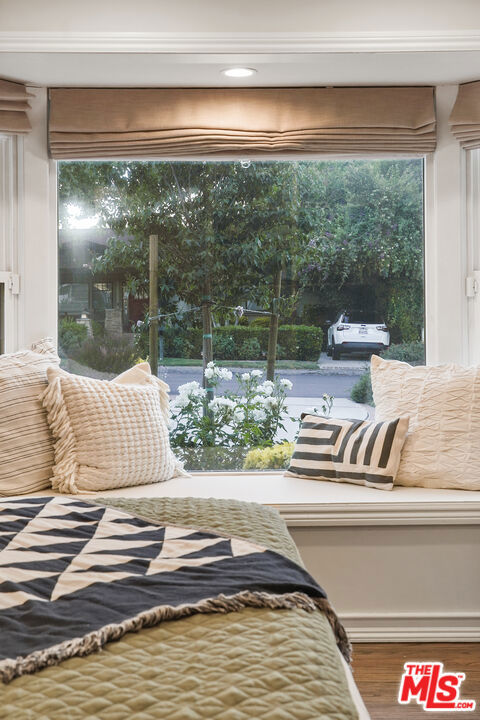 6002 Jumilla Avenue, Woodland Hills CA: https://media.crmls.org/mediaz/8509dfe1-db43-4646-a090-566f326ec092.jpg