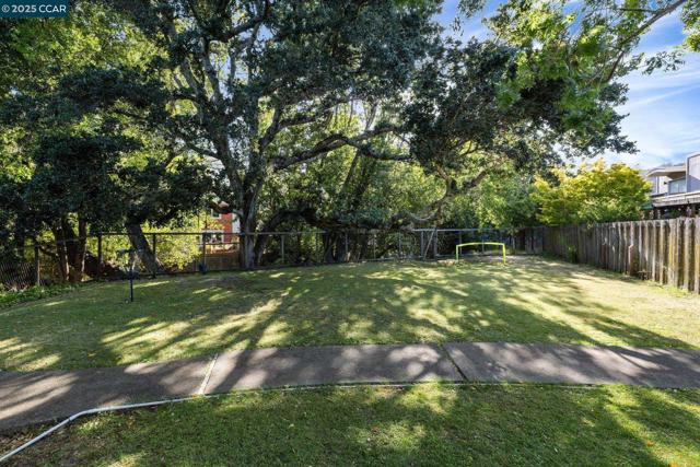 9 Glen Dr, Fairfax CA: https://media.crmls.org/mediaz/850b3db0-1d13-48c4-9ae4-01e31278d782.jpg