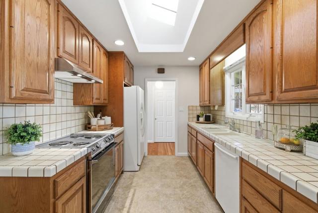 1747 Walnut Drive, Mountain View CA: https://media.crmls.org/mediaz/850bc827-8cdf-47b6-8a80-d525850d2d46.jpg