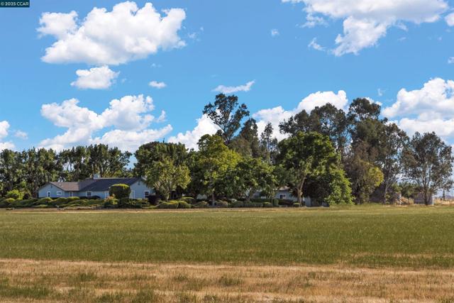 5435 Box R Ranch Rd, Vacaville CA: https://media.crmls.org/mediaz/850c4c03-d385-44e9-8fb2-fb9efe7bf8b2.jpg