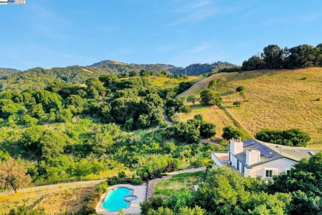 10705 Dublin Canyon Rd, Pleasanton CA: https://media.crmls.org/mediaz/850e09b9-c73f-40be-8b5c-4aa189f9888e.jpg
