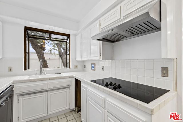 1807 Camden Avenue, Los Angeles CA: https://media.crmls.org/mediaz/850eb21d-8ba5-476e-bced-410dc61986f8.jpg
