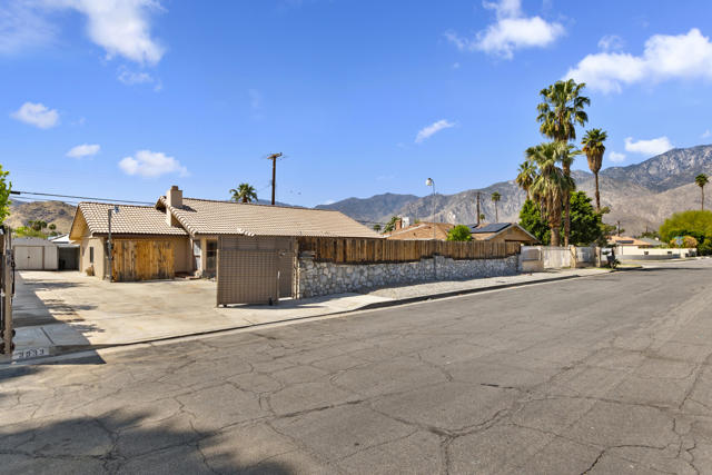 3933 E Calle San Antonio, Palm Springs CA: https://media.crmls.org/mediaz/850ecd51-c5b5-4a2d-befb-500374a80211.jpg
