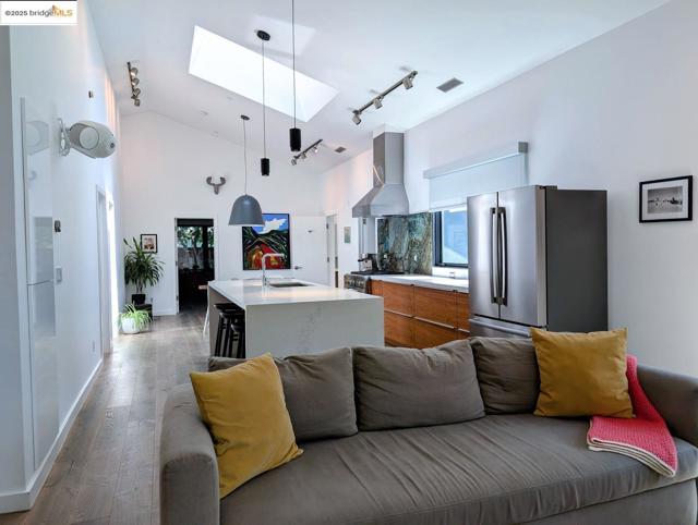 206 Donohoe ST, East Palo Alto CA: https://media.crmls.org/mediaz/850ee155-db22-4e91-be4b-73292ee72745.jpg